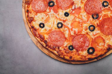 Pizza pepperonisi, mozzarella, siyah arka planda kekik otu..