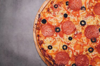 Pizza pepperonisi, mozzarella, siyah arka planda kekik otu..