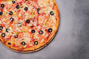 Pepperoni Sosisli sıcak pizza. Arka planda fotokopi alanı var. Mantarlı pizza, domates, peynir, soğan, yağ, biber, tuz, fesleğen, zeytin.