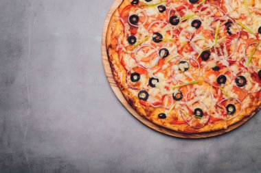 Pepperoni Sosisli sıcak pizza. Arka planda fotokopi alanı var. Mantarlı pizza, domates, peynir, soğan, yağ, biber, tuz, fesleğen, zeytin.