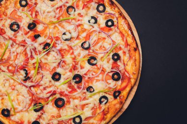 Pepperoni Sosisli sıcak pizza. Arka planda fotokopi alanı var. Mantarlı pizza, domates, peynir, soğan, yağ, biber, tuz, fesleğen, zeytin.