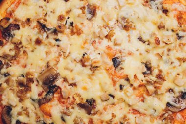 Kaba ahşap tepside ve arka planda pizza dilimleri.