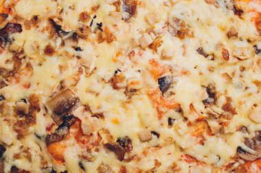 Kaba ahşap tepside ve arka planda pizza dilimleri.