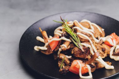 Tavuklu salata, kızarmış mantar, zeytinyağı, baharat ve balzamik. Lezzetli gurme yemeği. Seçici odak.