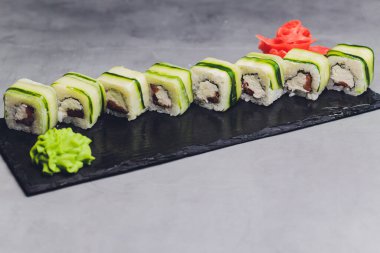 Salatalık, susam ve Philadelphia peynirli suşi. Japon yemeği. Geleneksel suşi. Üst görünüm.
