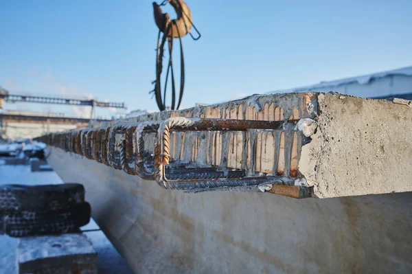 Fémoszlopok beszerelésére tervezett vashorgonycsavarral megerősített betonalapok sora. Raktár alapjai az építkezésen. — Stock Fotó