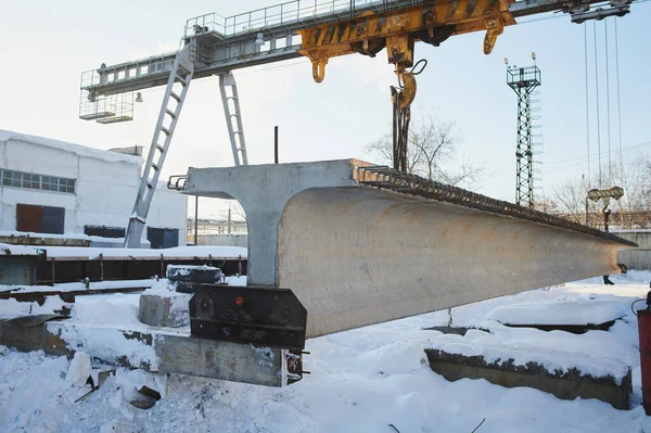 Fémoszlopok beszerelésére tervezett vashorgonycsavarral megerősített betonalapok sora. Raktár alapjai az építkezésen. — Stock Fotó