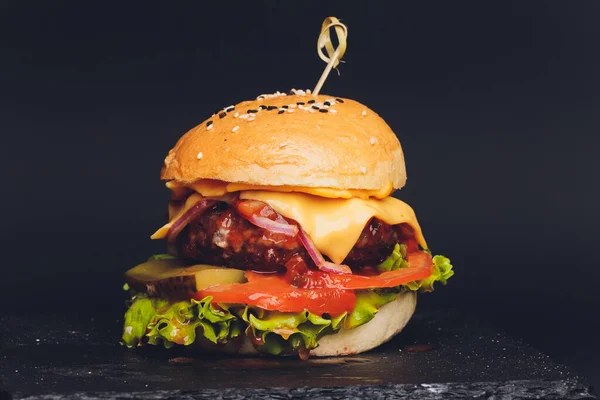 Burger isolado em fundo preto. Refeição fast food. — Fotografia de Stock