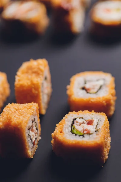 Sushi tekercs tempura, japán ételstílus, hagyományos japán konyha, ropogós garnélarák Tempura tekercs. — Stock Fotó