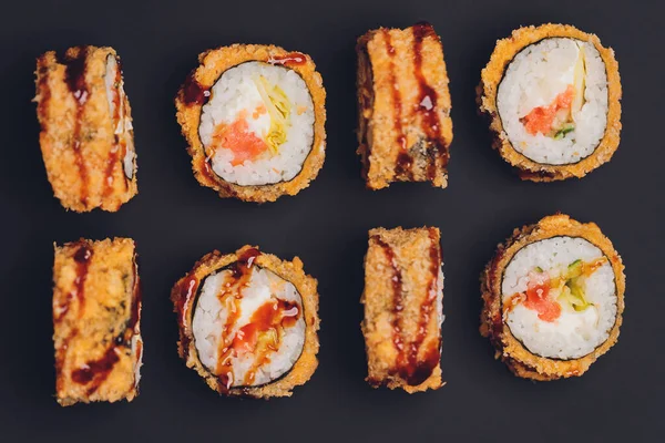 Rollos de sushi tempura, estilo japonés, cocina tradicional japonesa, crujiente camarón Tempura Roll. — Foto de Stock