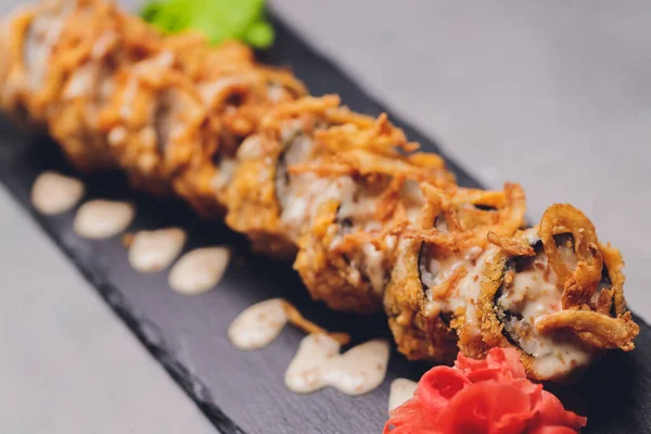 Суши роллы темпура, японская кухня стиль, традиционная японская кухня, Хрустящие креветки Темпура Ролл. — стоковое фото