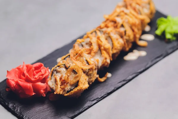 Суши роллы темпура, японская кухня стиль, традиционная японская кухня, Хрустящие креветки Темпура Ролл. — стоковое фото