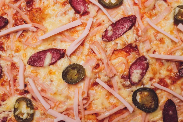 Widok z góry pizza sycylijska z salami, cukinia, jalapeno i papryka. — Zdjęcie stockowe