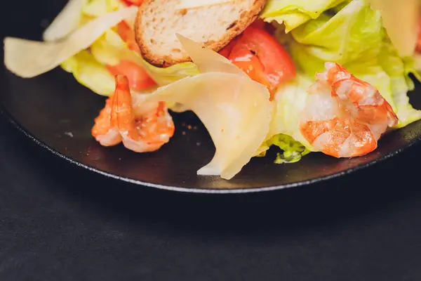 Klassieke Caesar salade met gegrilde kipfilet en half ei in witte keramische plaat. Geserveerd met ingrediënten boven op oude donkerblauwe houten ondergrond. Bovenaanzicht, ruimte. — Stockfoto