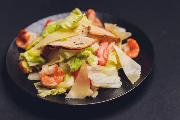 Ensalada César clásica con pechuga de pollo a la parrilla y la mitad de huevo en plato de cerámica blanca. Servido con ingredientes encima sobre fondo de madera azul oscuro viejo. Vista superior, espacio. —  Fotos de Stock