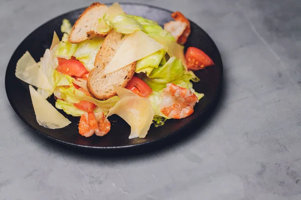 Klassieke Caesar salade met gegrilde kipfilet en half ei in witte keramische plaat. Geserveerd met ingrediënten boven op oude donkerblauwe houten ondergrond. Bovenaanzicht, ruimte. — Stockfoto