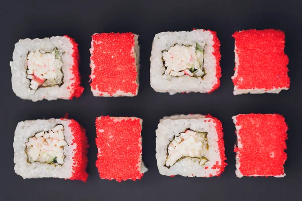 Sushi-Rollen - Roter Drache mit Tobiko-Kaviar und Lachs. Traditionelle japanische Küche. Ansicht von oben. — Stockfoto