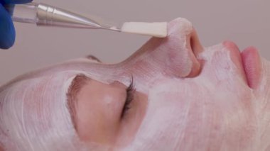 Güzel genç bir kadının cilt bakımı gördüğü en güzel manzara. Kozmetikçi krem sürme işlemini üstleniyor..