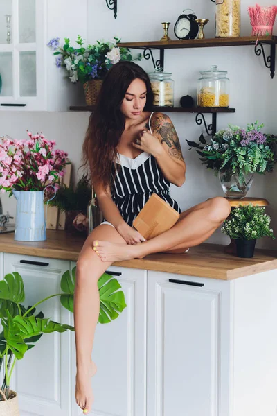 Hermosa joven en pijama en la cocina. —  Fotos de Stock