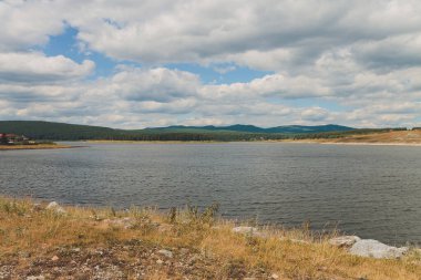 Yazın dağ nehrinin güzel manzarası, dağlar, Rusya.