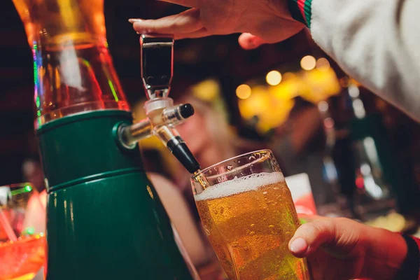 Barman giet bier in glazen voor de proeverij. — Stockfoto