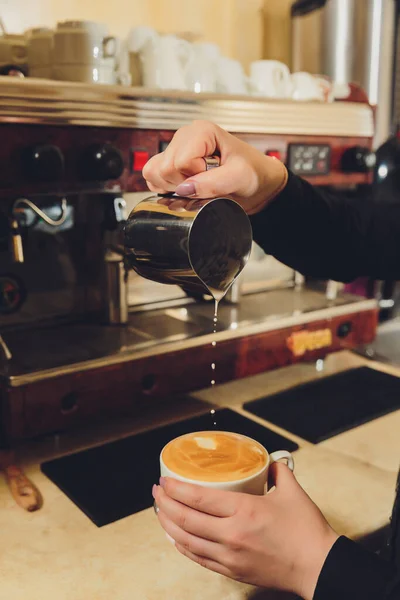 Barista prepara cappuccino em seu café close-up. — Fotografia de Stock