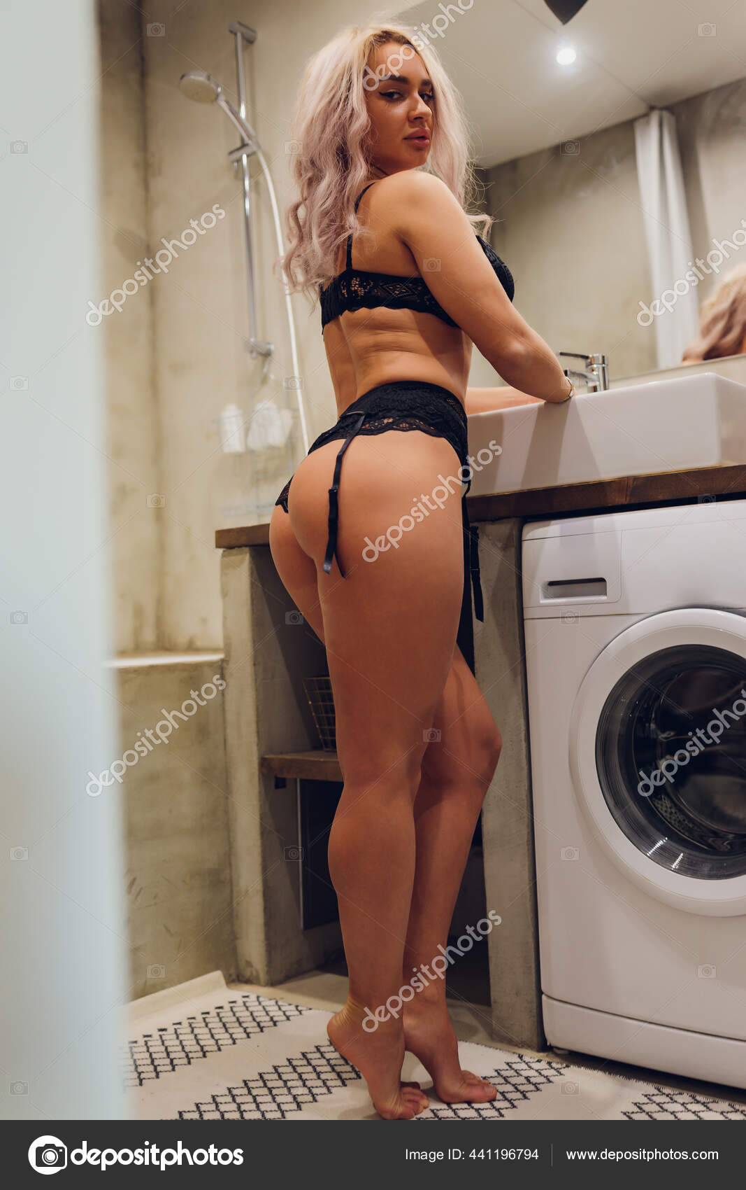 Mujeres en ropa interior en el baño deals