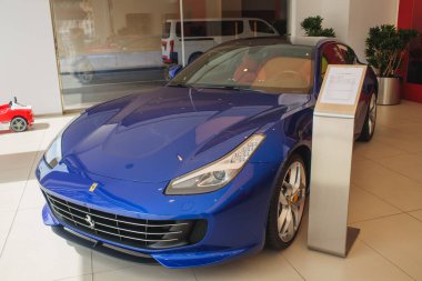 Dubai, Birleşik Arap Emirlikleri - 06 14 2020: Ferrari 488 Spider üstü açılır süper araba Dubai 'de park edilmiş.