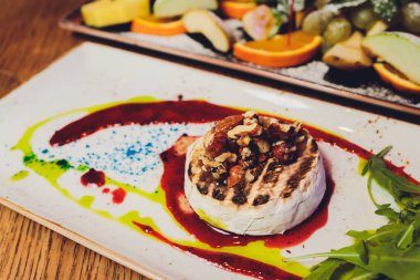 Tatlı karamel soslu spagetti dondurmalı tatlı..