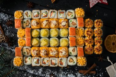 Suşi seti ve ahşap tahtada suşi rulosu..