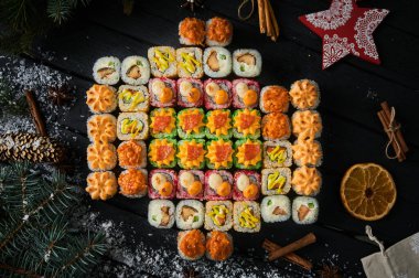 Suşi seti ve ahşap tahtada suşi rulosu..