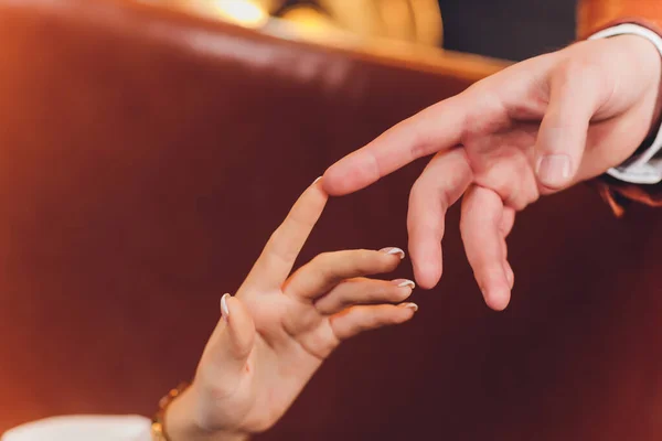 Foto borrosa San Valentín Parejas que se toman de la mano Para animarse mutuamente, Para dejar ir el amor para alejarse, — Foto de Stock