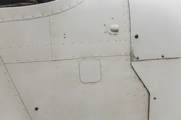 Aluminiumoberfläche des Flugzeugrumpfes. Glatte Nietenreihen, Kratzer, Schmutz. — Stockfoto