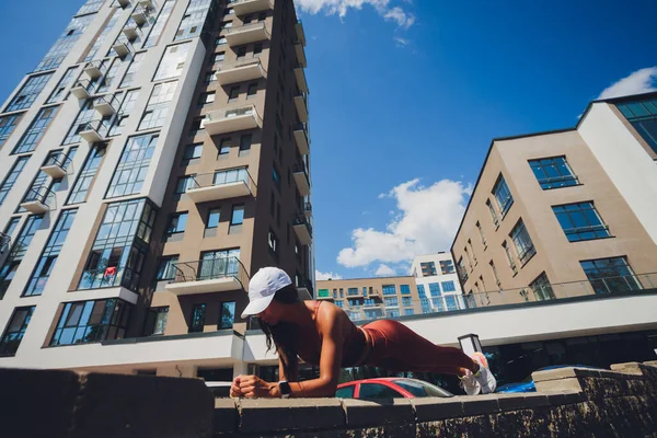 Fiatal nő csinál push up a lépcsőn az utcán, városi sport koncepció. — Stock Fotó