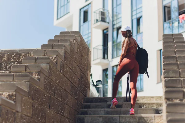 여성 운동 선수들은 계단을 오르고 뛰고 야외에서 운동을 한 후 땀을 뻘뻘 흘리고 있습니다. 땀에 젖어 있는 여자가 건강을 위해 운동을 하는 모습. — 스톡 사진