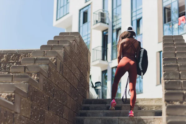 여성 운동 선수들은 계단을 오르고 뛰고 야외에서 운동을 한 후 땀을 뻘뻘 흘리고 있습니다. 땀에 젖어 있는 여자가 건강을 위해 운동을 하는 모습. — 스톡 사진