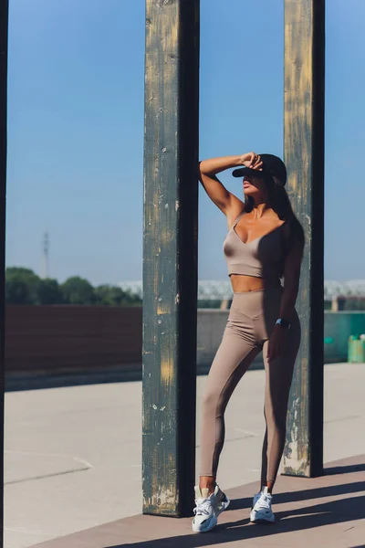 Full length portret van een atleet vrouw op de brug. — Stockfoto