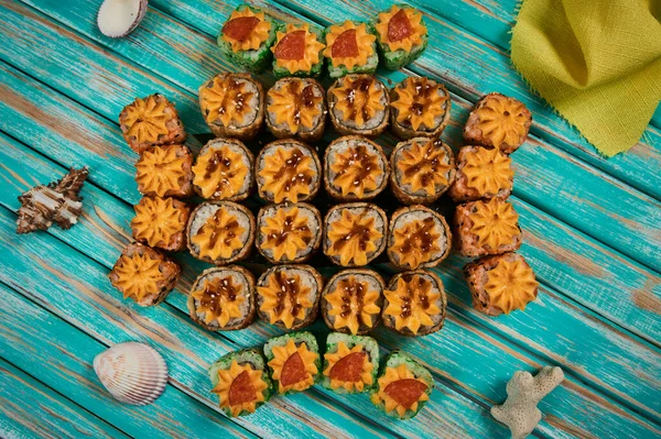 Set de sushi y rollo de sushi en tablero de madera. —  Fotos de Stock