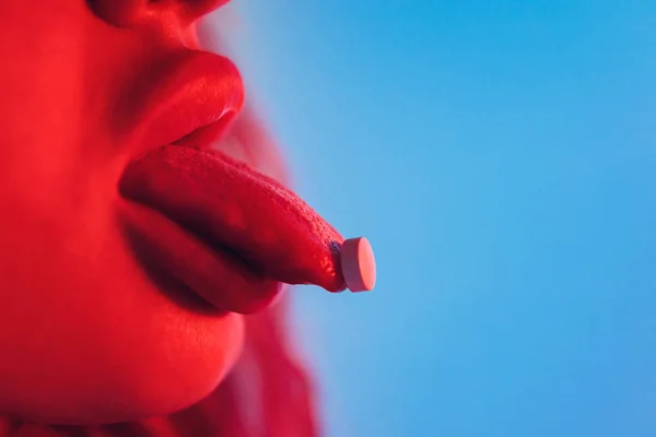 Bella ragazza con lsd sulla lingua in discoteca con fumo rosa. — Foto Stock