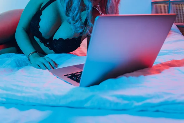 Menina bonita, posando na frente de uma câmera web, trabalhando como um modelo sexual. O conceito de flertar online, sexo na Internet. — Fotografia de Stock