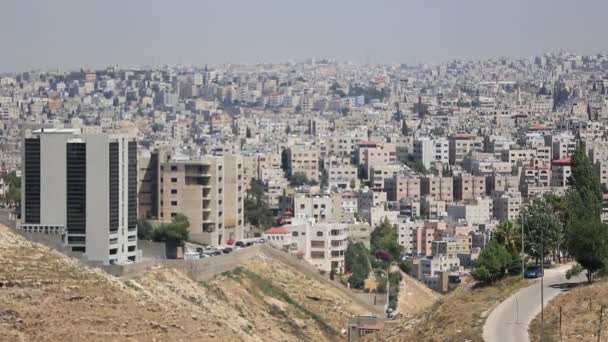 JARASH, JORDAN - NOVEMBER 21, 2018: Het uitzicht op het moderne stadscentrum van Amman, de hoofdstad van Jordanië, Midden-Oosten". — Stockvideo