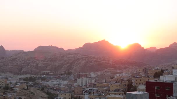 Ammán, Jordania sus ruinas romanas en medio del antiguo parque de la ciudadela en el centro de la ciudad. Puesta de sol en el horizonte de Ammán y el casco antiguo de la ciudad con buenas vistas de la capital histórica de Jordania. — Vídeo de stock