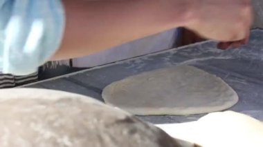 Geleneksel ekmek üretimi jarash kek Jordan sokaklarda.