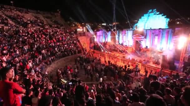 AMMAN, JORDAN - 12 maart 2018: South Theater op 12 oktober 2012 in Jerash, Jordanië. South Theater is een arena theater dat plaats biedt aan maximaal 3000 en vandaag wordt gebruikt voor concerten en muzikale producties. — Stockvideo