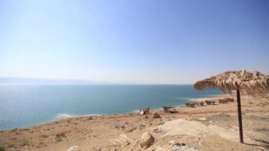 Arka planda İsrail 'den dağların olduğu Ölü Deniz' e bakın..