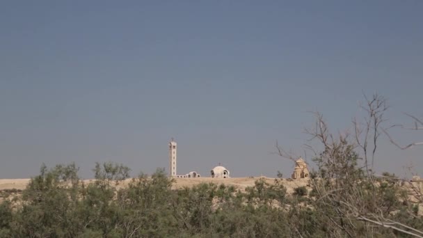 Peregrinos cristianos no identificados durante la ceremonia de bautismo en masa en el río Jordán en el norte de Israel Yardenit Baptismal Site. En la tradición cristiana, Jesús fue bautizado en el río Jordán. — Vídeos de Stock