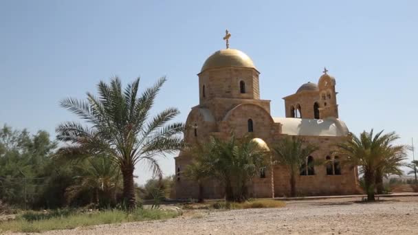 Kuzey İsrail Yardenit Vaftiz Bölgesi 'ndeki Ürdün Nehri' nde düzenlenen toplu vaftiz töreninde kimliği belirsiz Hristiyan hacılar. Hristiyan geleneklerine göre, İsa Ürdün Nehri 'nde vaftiz edildi.. — Stok video