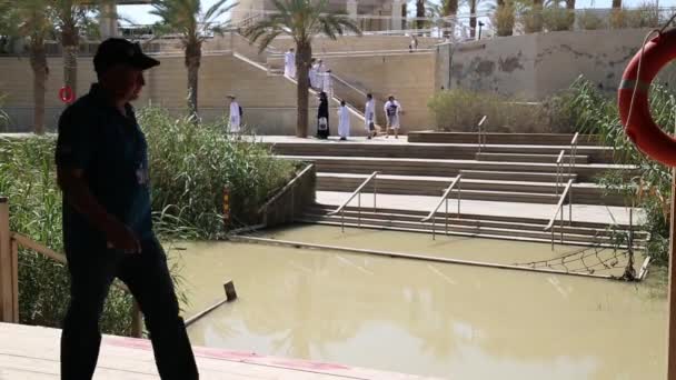 AMMAN, JORDAN - 12 maart 2018: Ongeïdentificeerde Christelijke pelgrims tijdens de massale doopceremonie in de Jordaan in Noord-Israël Yardenit Baptismal Site. In de christelijke traditie werd Jezus gedoopt in — Stockvideo