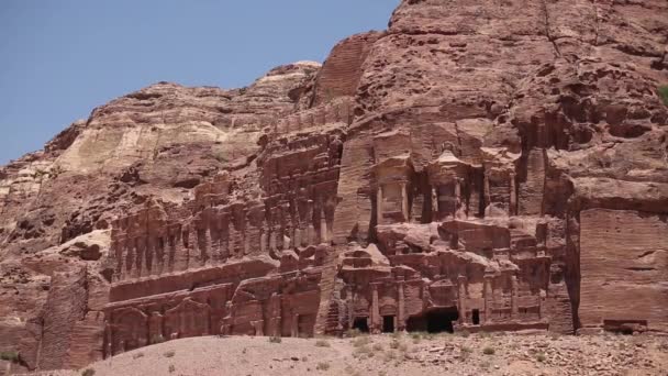 Forhøjet udsigt over klosteret eller El Deir i den antikke by Petra, Jordan, – Stock-video