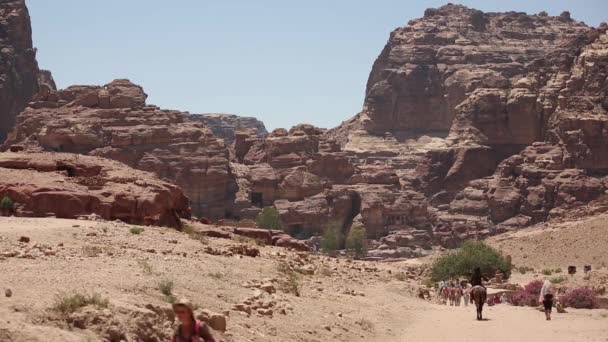 PETRA, JORDAN - 15 mars 2018: Förhöjd utsikt över klostret eller El Deir i den antika staden Petra, Jordanien, — Stockvideo